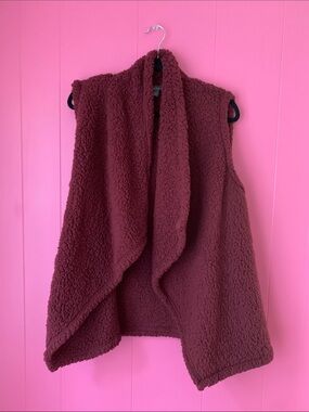 Cozy Eddie Bauer Fireside Sherpa Open-Front Draped Vest in Deep Burgundy Wine